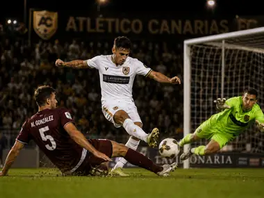 Atlético Canarias en el área rival